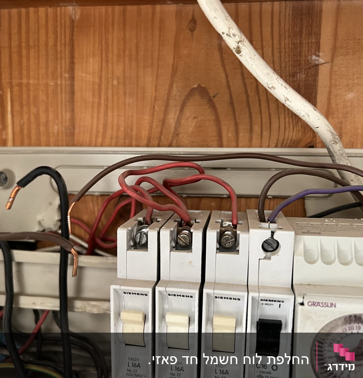 לוח חשמל עם חוטים ומפסקים חשמליים